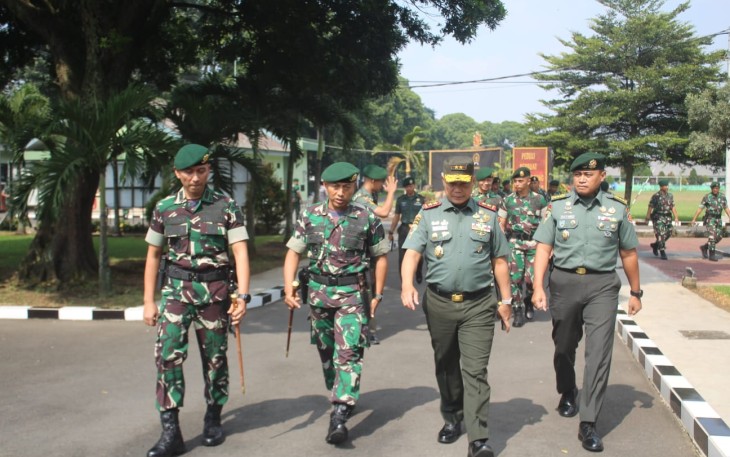 Danmenarmed 2 Kostrad Letkol Arm Siswo Budiarto saat mendampingi kunjungan kerja Pangdivif 2 Kostrad di Yonarmed 1 Ajusta Yudha, Malang, Rabu (15/5)