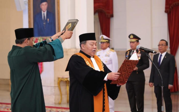 Suharto mengucapkan sumpah jabatan di hadapan presiden Jokowi di Istana Negara, Jakarta, Rabu (15/5)
