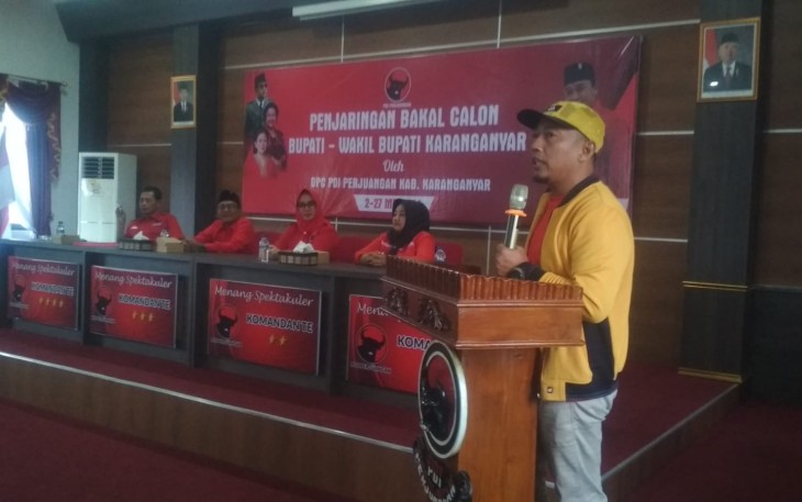 Aan Shopuanudin menyampaikan sambutan saat mendaftarkan diri sebagai Bacawabup untuk Pilkada Karanganyar 2024, di kantor PDIP Karanganyar, Kamis (16/5/2024)