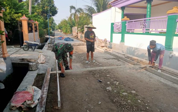 Bangun jalan di wilayah desa binaan 