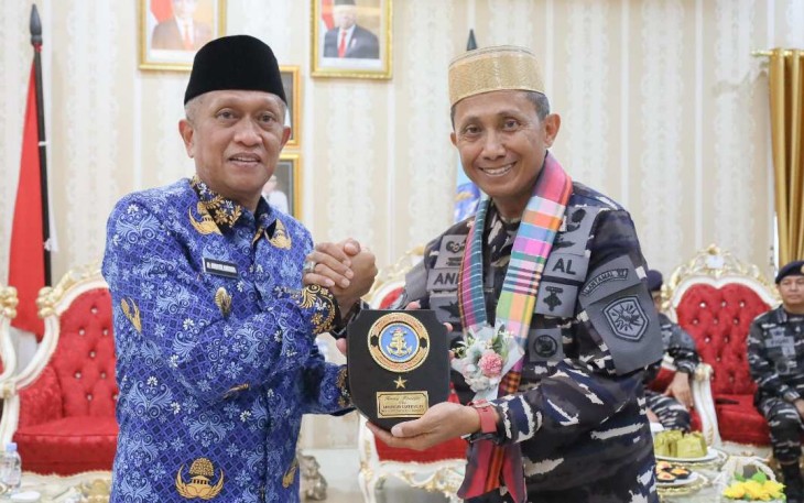 Danlantamal VI Makassar Brigjen TNI (Mar) Andi Rahmat saat menerima cenderamata Bupati Bone