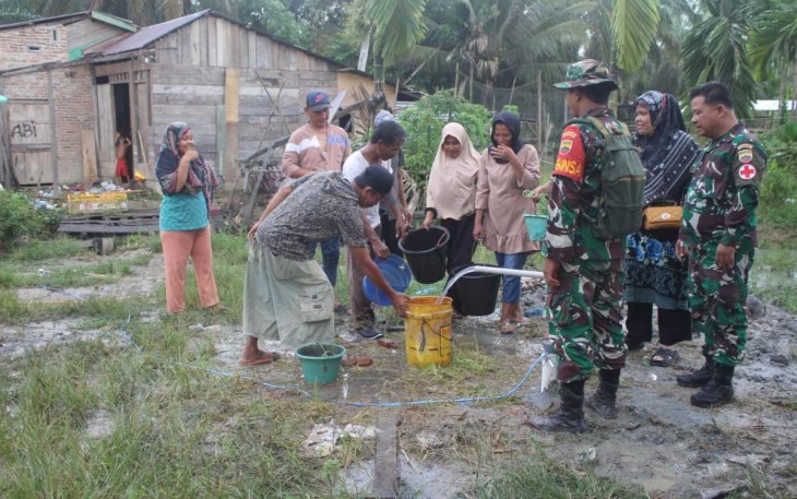 Warga rela antri menikmati air sumur bor TMMD 