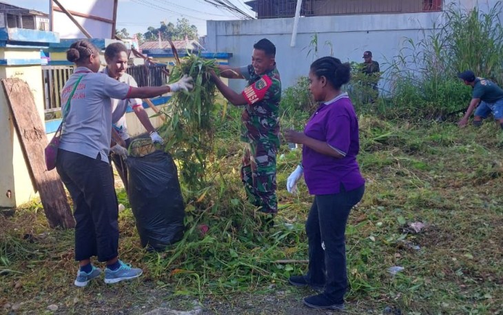 Babinsa Koramil 02/Timika Karya Bakti Pembersihan Pasar Bersama Masyarakat 