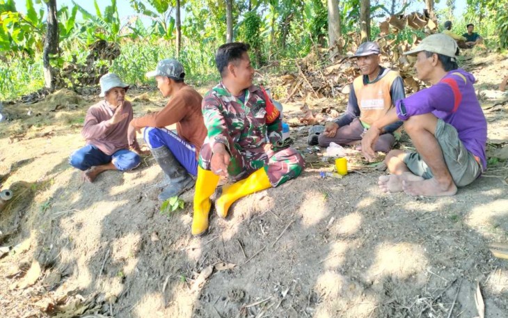 Komsos Babinsa bersama warga binaannya