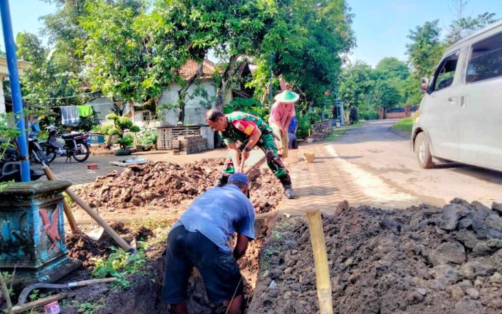 Gotong-royong bantu warga buat saluran air
