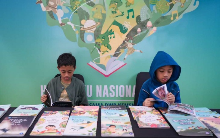Ilustrasi anak-anak membaca buku