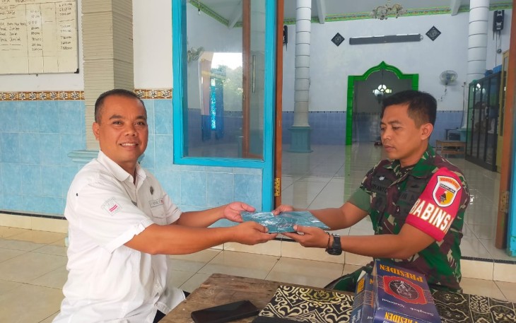 Penyerahan perlengkapan sholat 