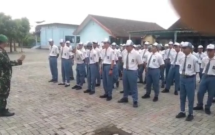 Latih siswa Peraturan Baris Berbaris 