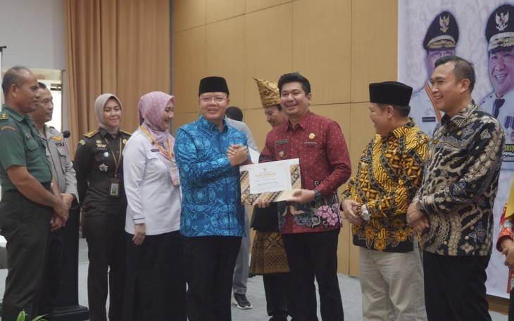 Ari Septia Ardinata Terima Penghargaan Percepatan Penurunan Stunting 