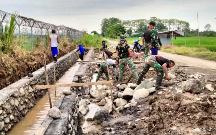 Pengerjaan saluran irigasi desa Pammesakang dalam sasaran fisik TMMD ke 120 Kodim 1403/Palopo