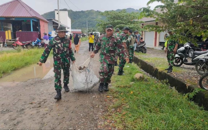 Satgas TMMD ke 120 Kodim 1403/Palopo berjibaku membersihkan sampah di pasar Sentral Bua, Selasa (21/5)