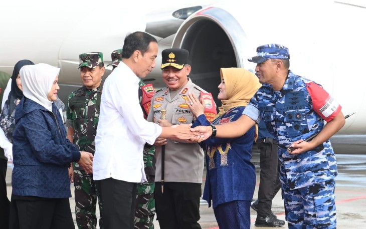 Danlanud SUT Kolonel Nav Sani Salman Nuryadin menyambut langsung kedatangan presiden Jokowi, Selasa (21/5)