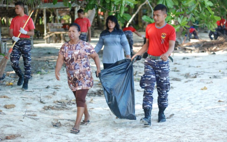 Bersih-bersih Pantai Ngurbloat Kep Tual