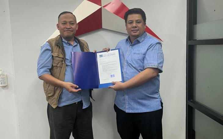 Vandiko Gultom saat menerima surat tugas sebagai Calon Bupati Samosir dari DPP Partai Demokrat.