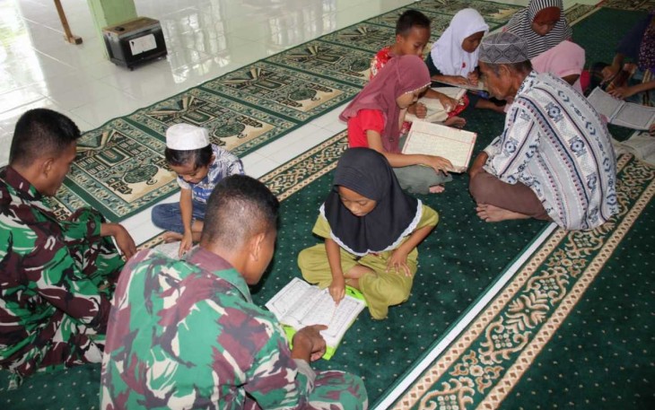 Prada Haikal dan Prada Dedi saat mengajar ngaji anak-anak di Masjid Amaliyah Dusun II Tangkahan Desa Selat Beting