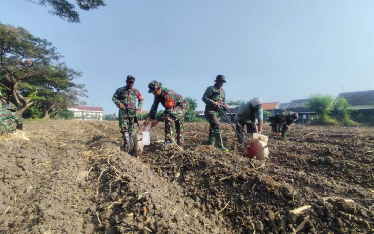 Tanam jagung di wilayah desa binaan 