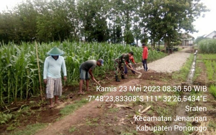 Kerja bakti bersihkan lingkungan bersama warga