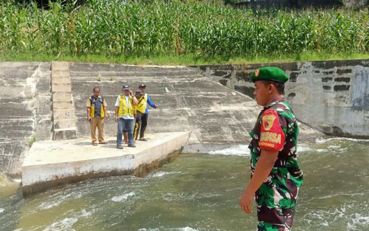Pengecekan aliran air bendungan waduk