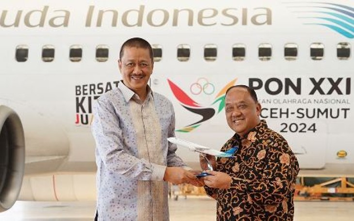 Dirut Garuda Indonesia Irfan Setiaputra memberikan cenderamata 