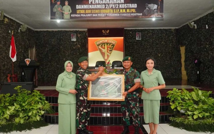 Danmenarmed 2 Kostrad Letkol Arm Siswo Budiarto menerima cenderamata 