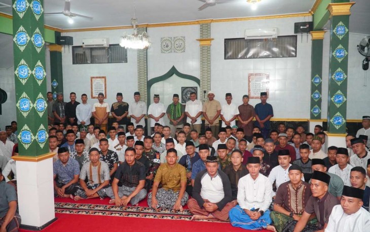 Sholat subuh berjamaah di Yonarmed 11 Kostrad 