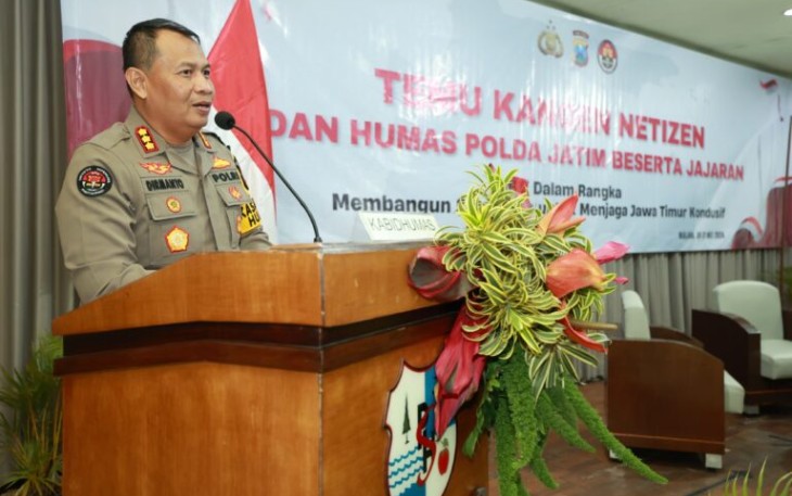 Kabid Humas Polda Jatim Kombes Dirmanto saat memberikan sambutan dalam temu kangen netizen di Kota Batu
