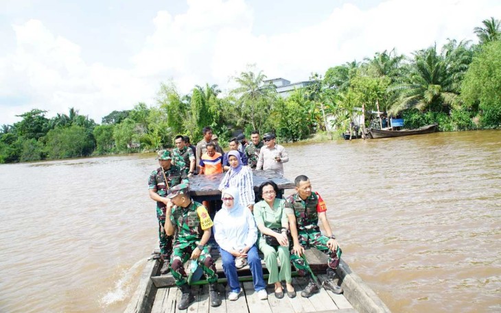 Menyebrangi sungai menuju lokasi TMMD ke-120 Kodim 0209/LB desa Selat Beting 