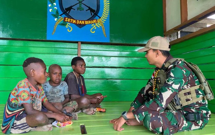 Ajarkan anak-anak Papua membaca dan menulis