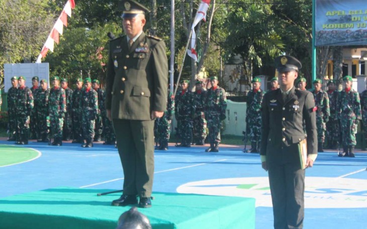 Kasdim 1001/HSU-BLG Kapten Inf Andi Tiro saat pimpin upacara bendera hari kelahiran Pancasila, Sabtu (1/6) 