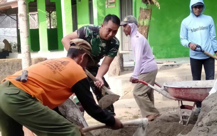 Pasang paving jalan bersama warga binaan