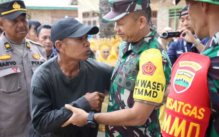 Warga desa Selat Beting berdialog dengan Ketua Tim Wasev