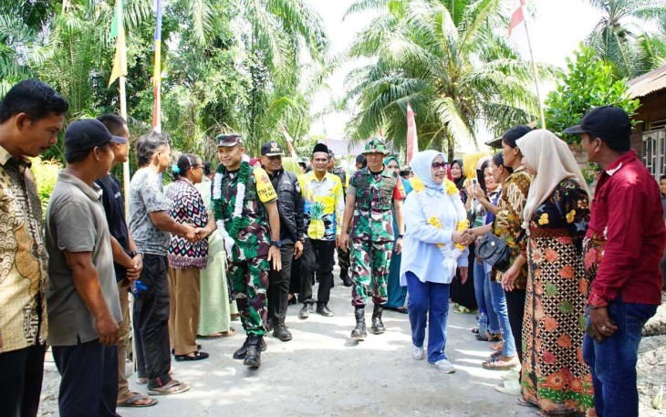 Warga desa Selat Beting menyambut kedatangan Tim Wasev