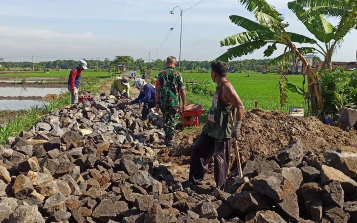 Kerja bakti pengerasan jalan akses pertanian