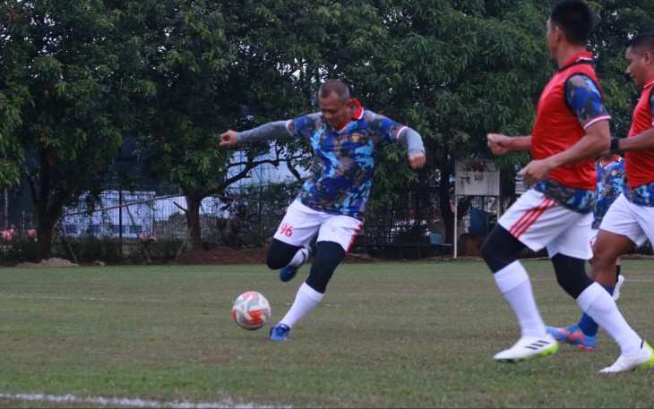 Pangkoopsud I Marsda TNI Mohammad Nurdin saat mengolah bola