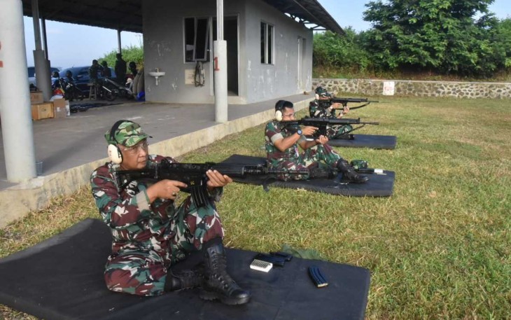Latihan menembak prajurit Lanud J.B Soedirman 