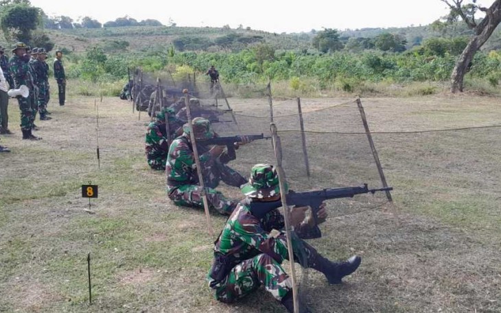 Latihan menembak prajurit Kodim 0802/Ponorogo 