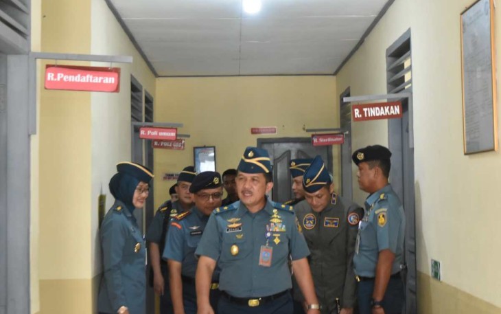 Kadiskesal Laksma TNI dr Adang Dwi Iskandar saat mengunjungi Lanudal Tanjungpinang 