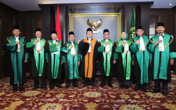 Ketua Mahkamah Agung Prof Dr H M Syarifuddin foto bersama usai melantik ketua pengadilan tingkat banding di Jakarta, Jum'at (7/6)