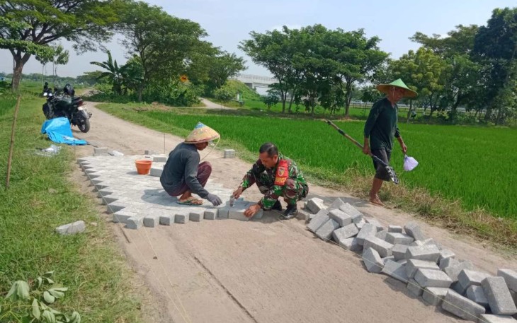 Pasang paving jalan bersama warga binaan