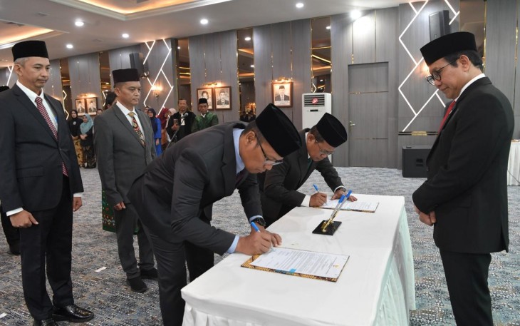 Mendes PDTT Abdul Halim Iskandar saat melantik pimpinan tinggi pratama 