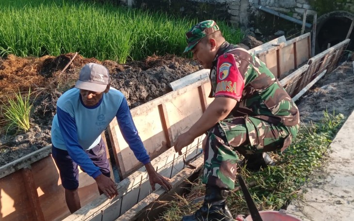 Membangun Saluran Irigasi Wilayah Desa Binaan 