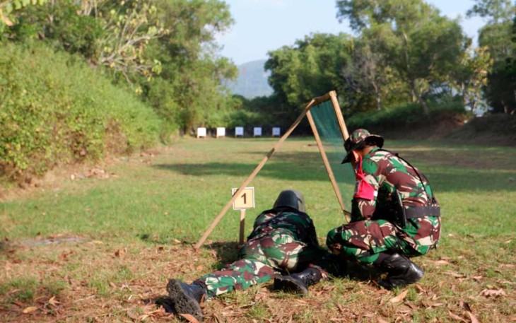 Latihan menembak prajurit Kodim 0801/Pacitan 