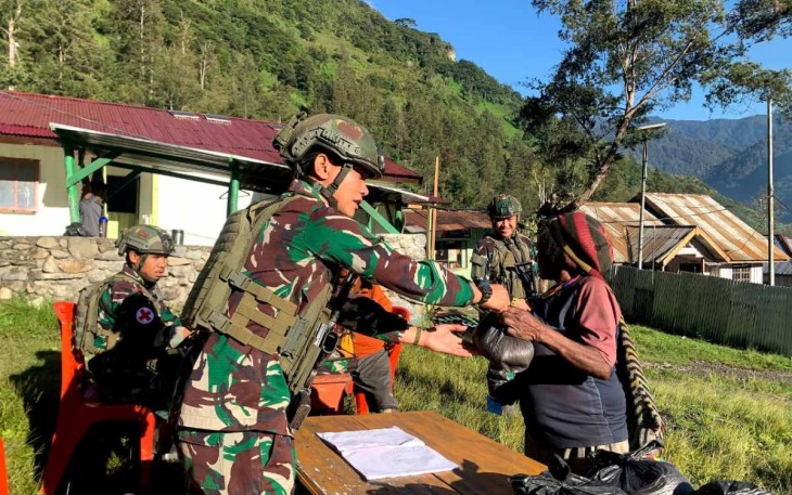 Satgas Yonif 323 Buaya Putih Baksos Berikan Sembako