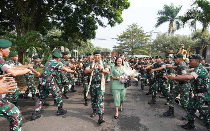 Yel-yel prajurit Yonarmed 1 Kostrad saat menyambut kedatangan Pangdivif 2 Kostrad 