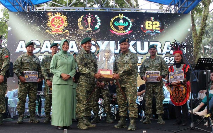 Danmenarmed 2 Kostrad Letkol Arm Siswo Budiarto menyerahkan piala bergilir Pormen kepada Danyonarmed 11 Kostrad Letkol Arm Gde Adhy Surya Mahendra 