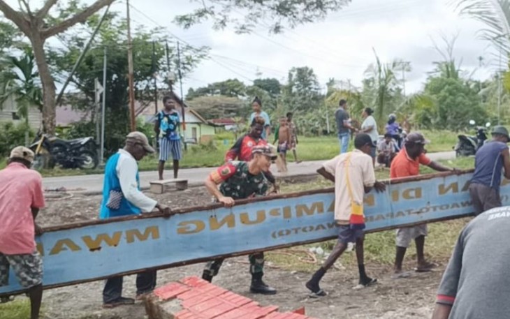 Babinsa Bersama Warga Kerja Bakti Bersihkan Balai Kampung Mwuare