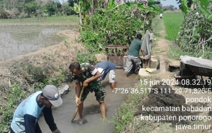 Pembersihan saluran irigasi di wilayah desa binaan 
