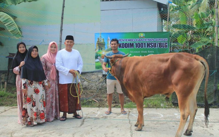 Dandim 1001/HSU-BLG Letkol Kav Gunantyo Ady Wiryawan saat menyerahkan hewan kurban