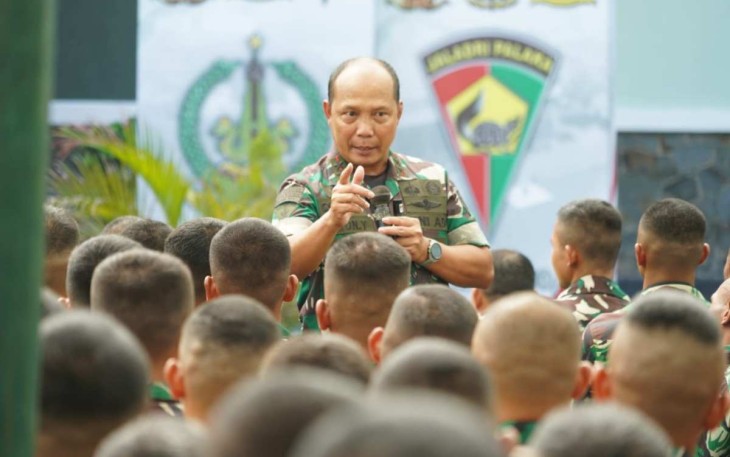 Pangdivif 2 Kostrad Mayjen TNI Anton Yuliantoro memberikan pengarahan di Pasuruan