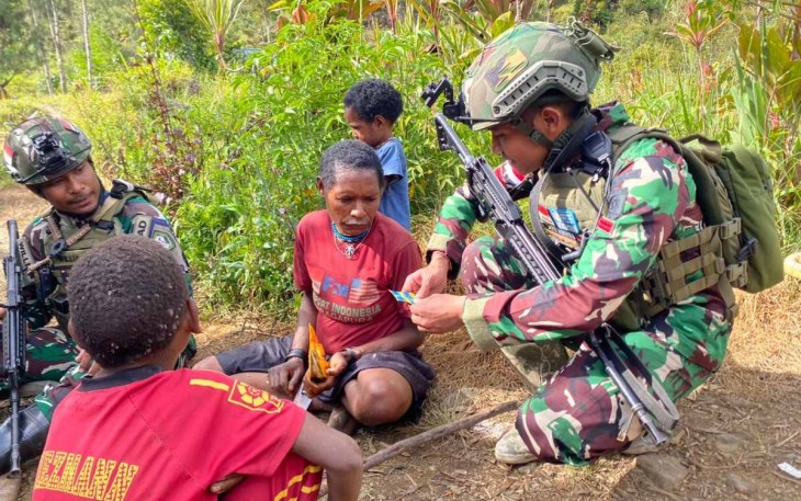 Pelayanan kesehatan satgas Yonif 323 Buaya Putih 